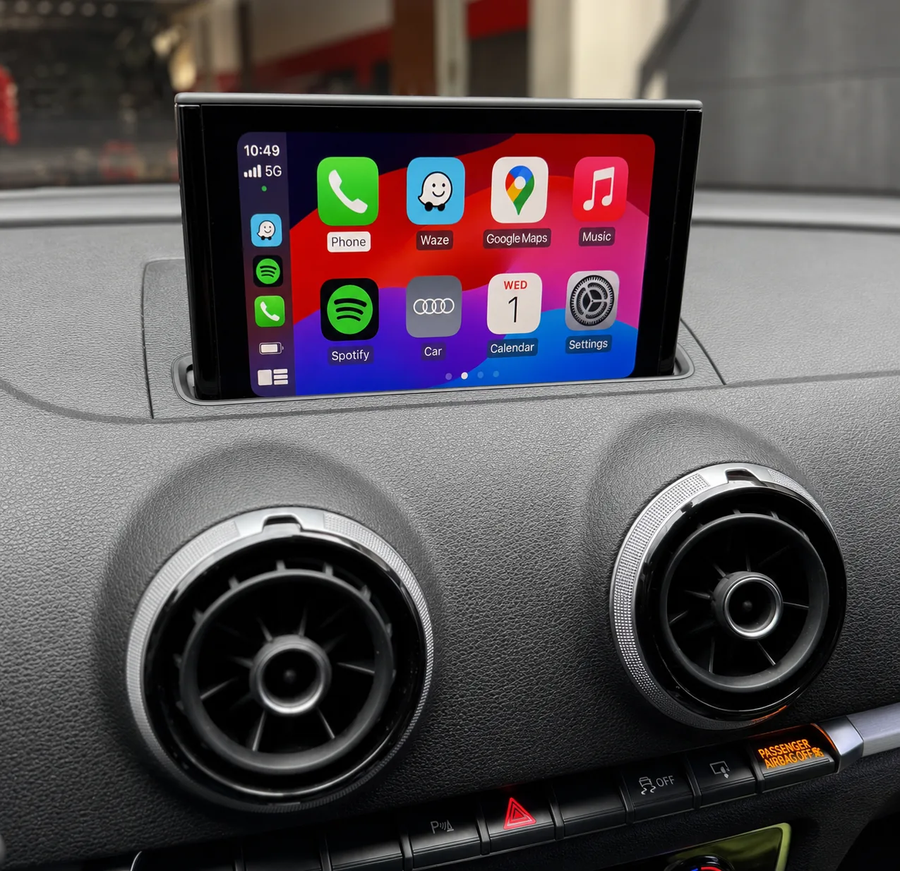 Central multimídia de Audi exibindo Apple CarPlay, imagem editorial