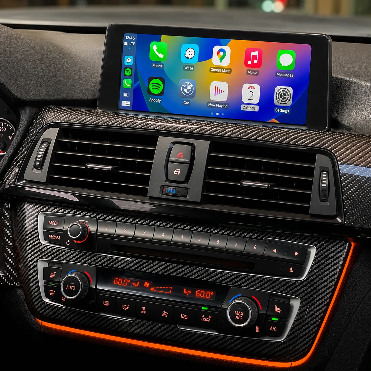 Central multimídia de BMW exibindo Apple CarPlay, imagem editorial