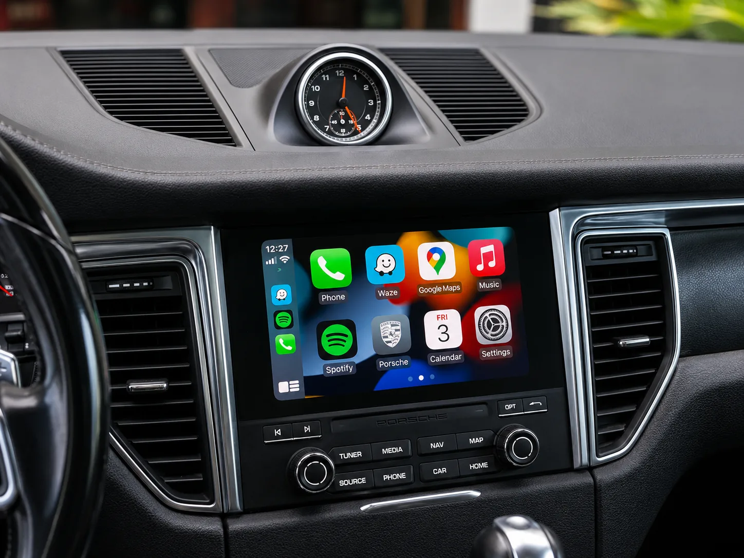 Central multimídia de Porsche exibindo Apple CarPlay, imagem editorial