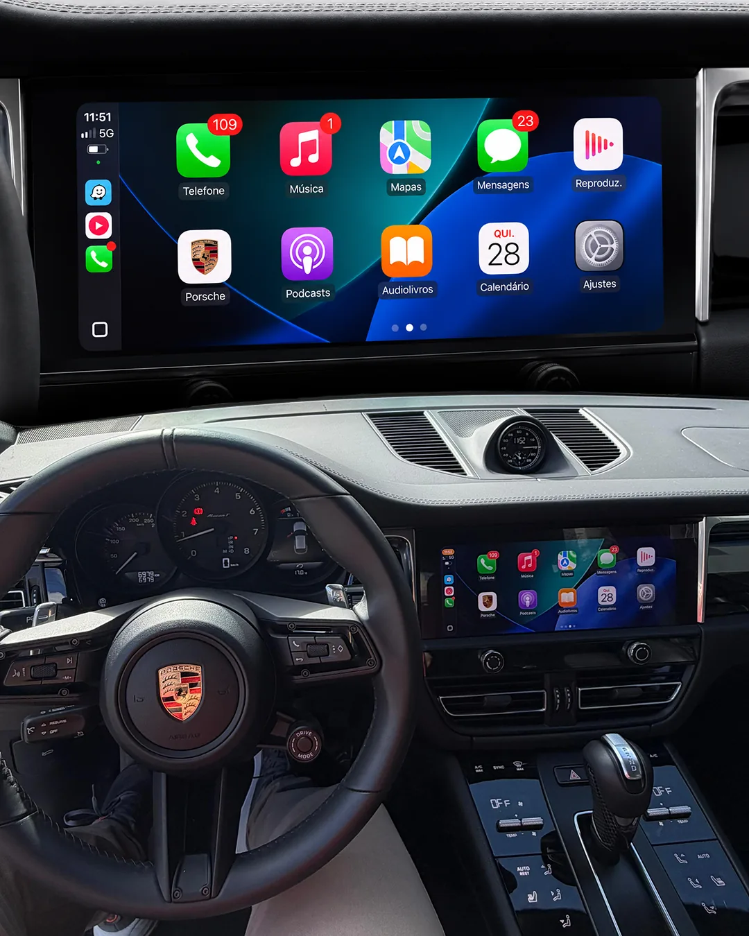 Apple CarPlay exibido na central de um Porsche, imagem editorial