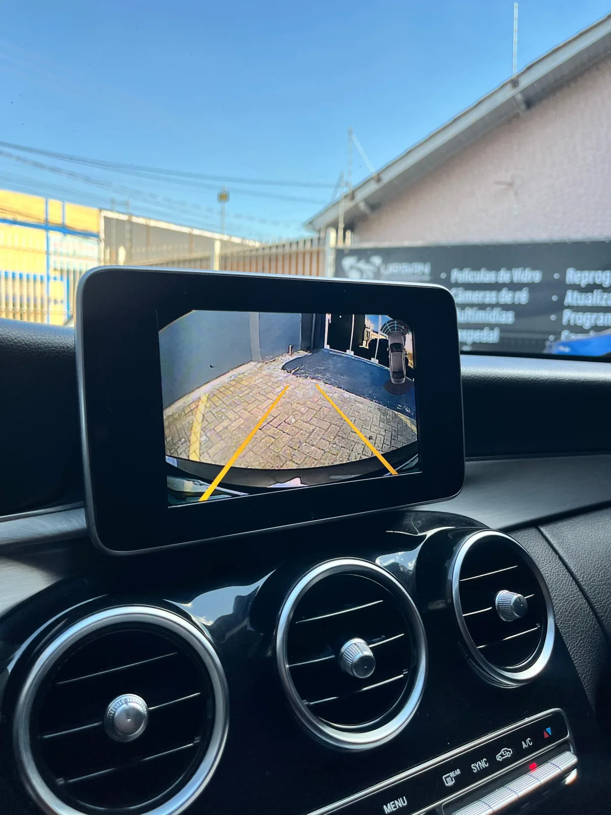 Imagem da câmera de ré exibida na central da Mercedes-Benz C180 atendida pela Urban Soluções Automotivas